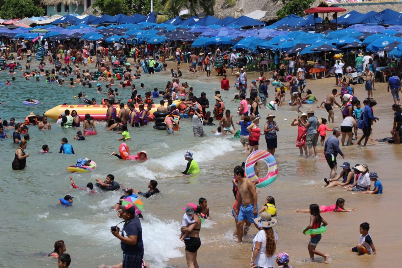 Turistas en Acapulco disfrutan de últimos días de vacaciones