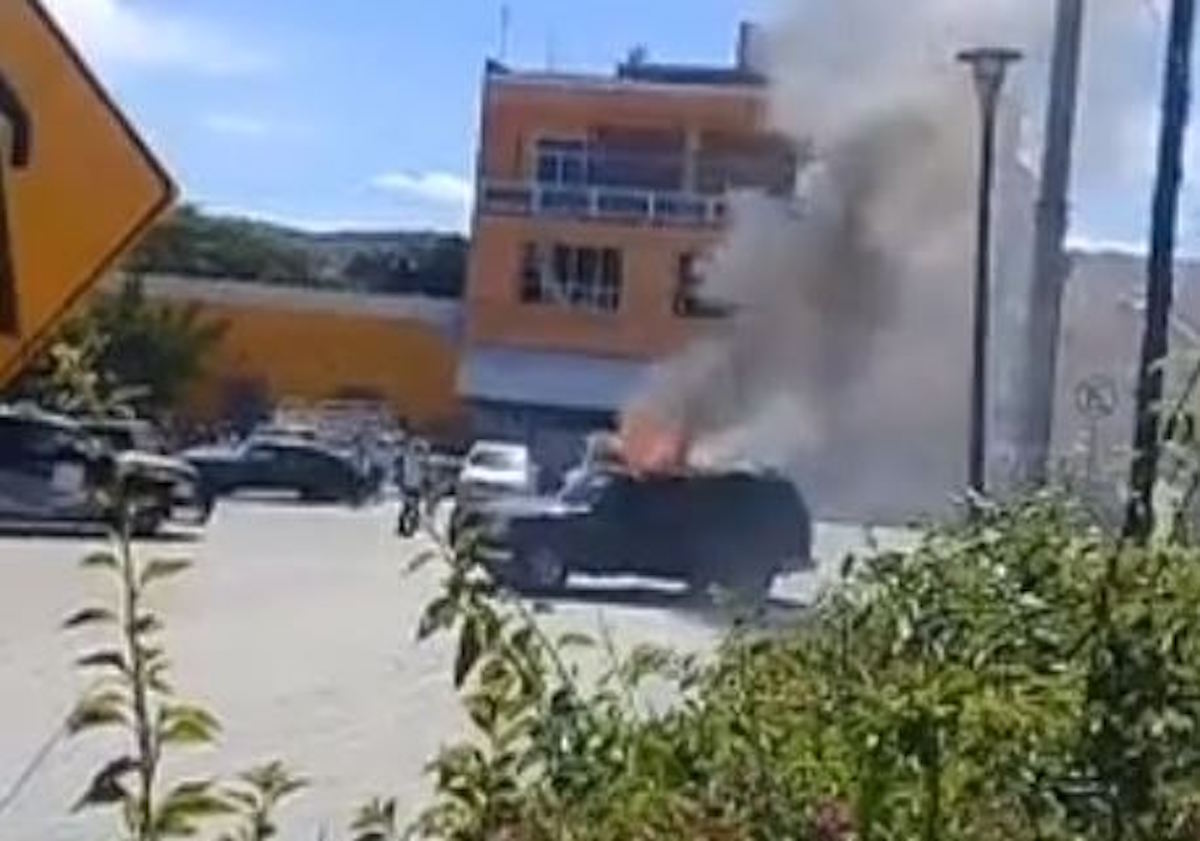 Pobladores invaden comandancia y queman vivos a dos presuntos secuestradores en Puebla