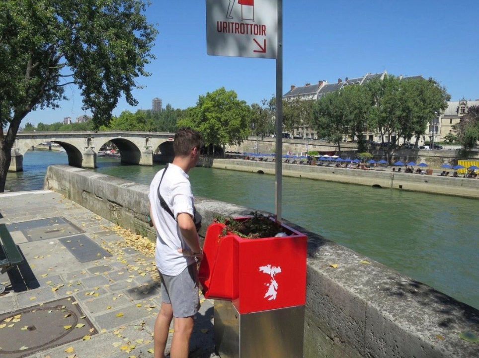 Residente de París se quejan de los ‘uritrottoir’
