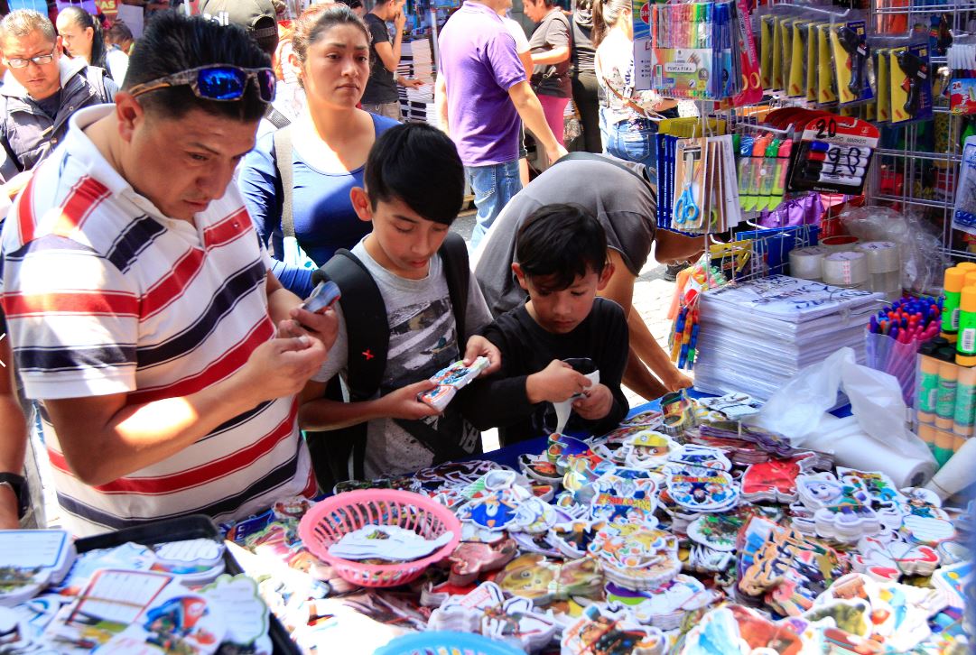 Útiles escolares: Padres de familia realizan compras en CDMX