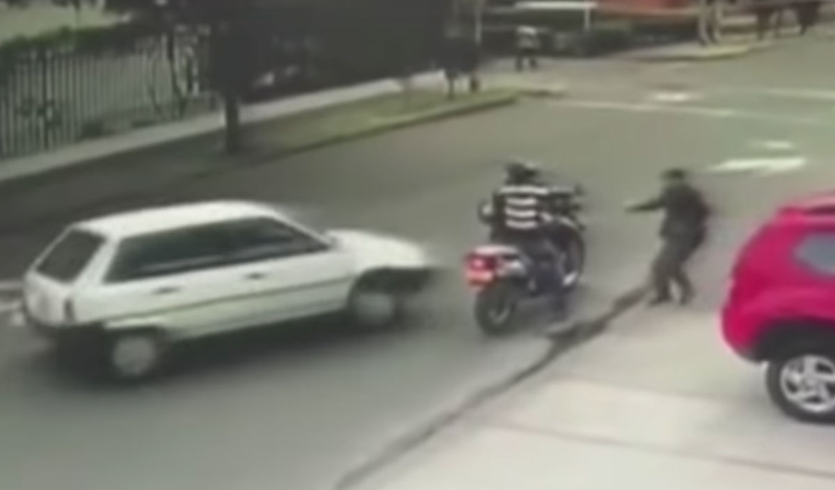 Video: Automovilista atropella a dos delincuentes motorizados en pleno asalto