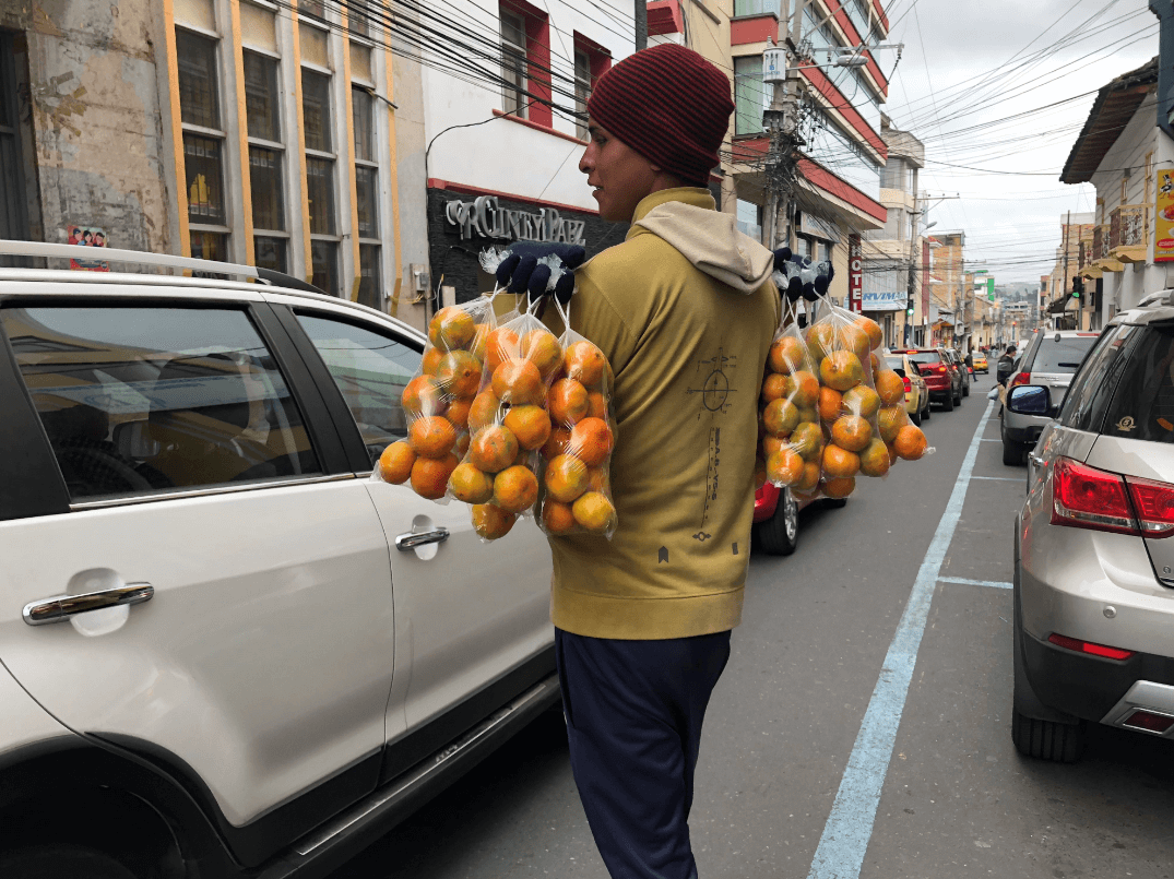 Venezolano vendiendo fruta en Ecuador. (EFE) 