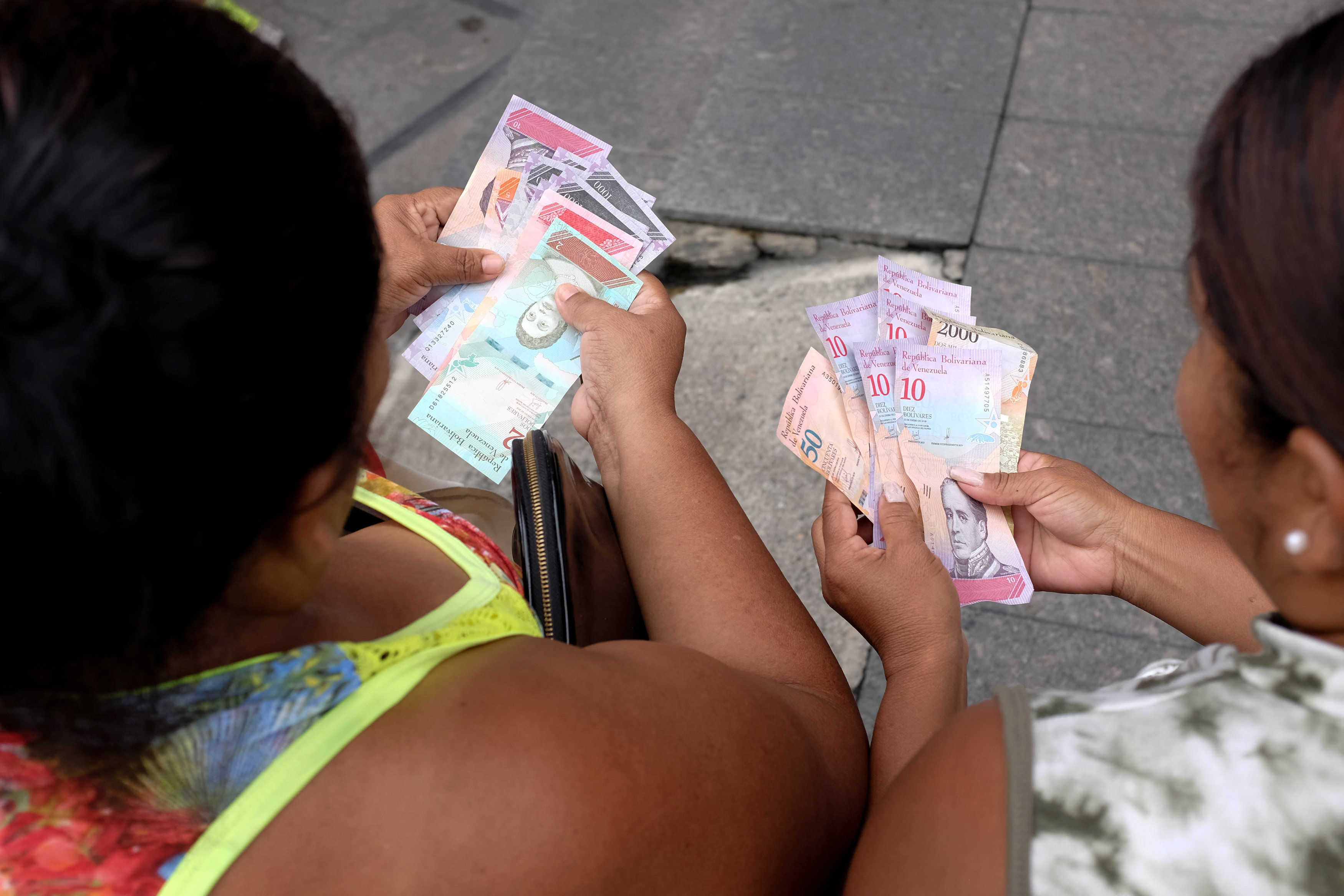 Venezuela devalúa 96% el bolivar en nueva tasa oficial