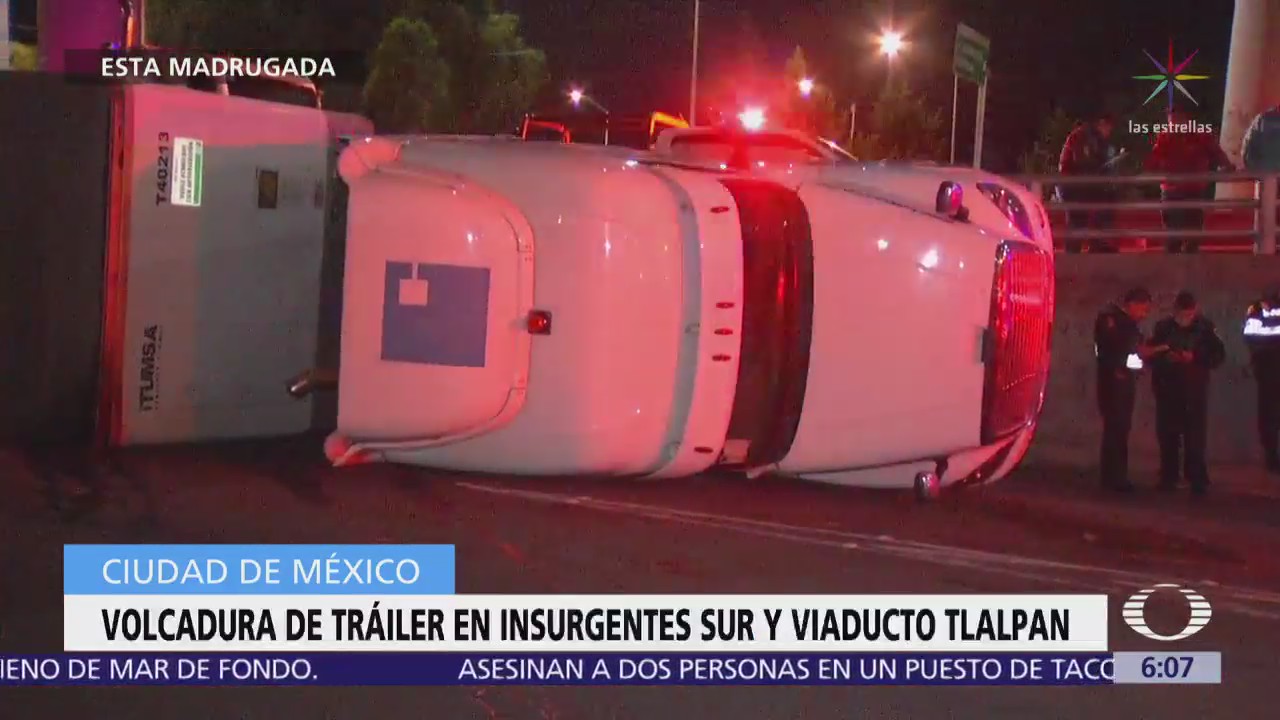 Vuelca camión doble remolque en Insurgentes, CDMX