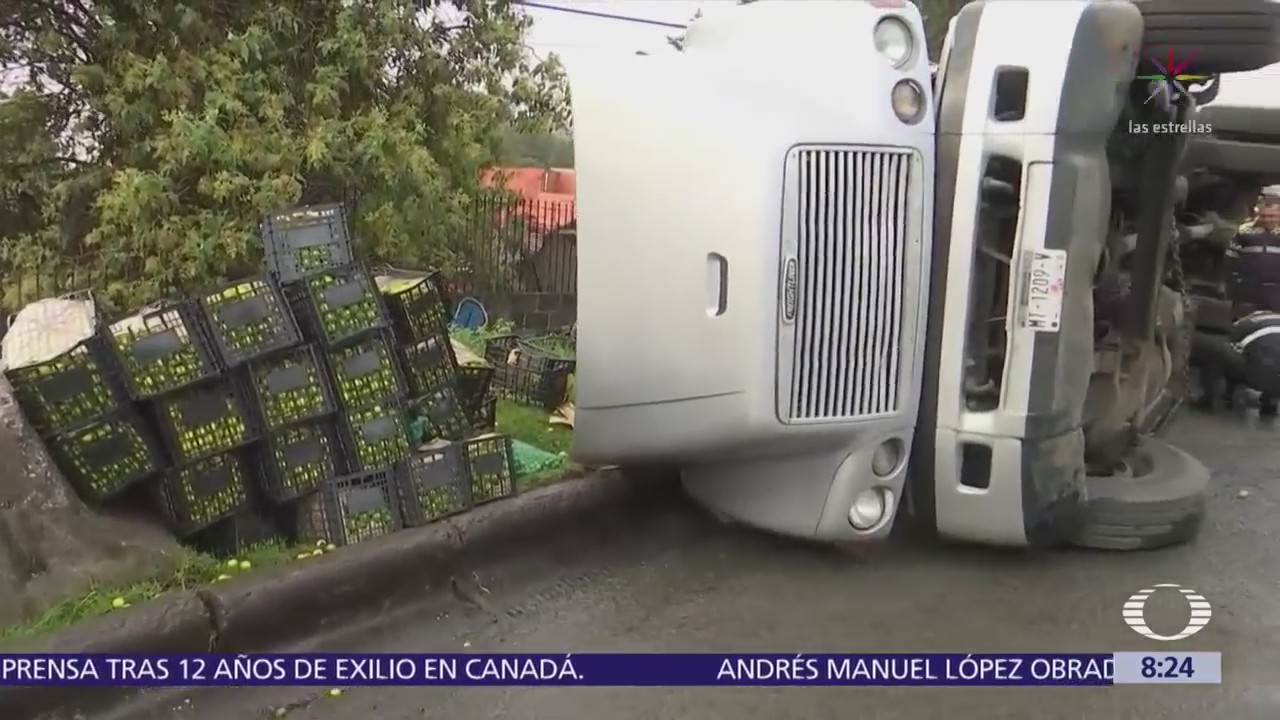 Vuelca camión transportaba limones carretera México-Toluca