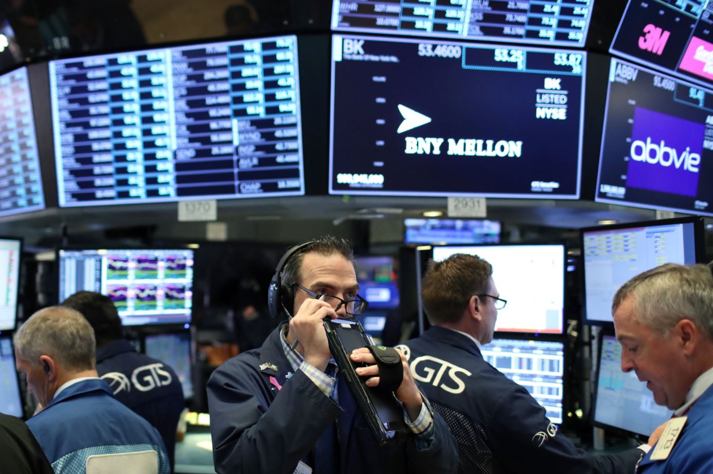 Wall Street abre con caída, preocupada por comercio global