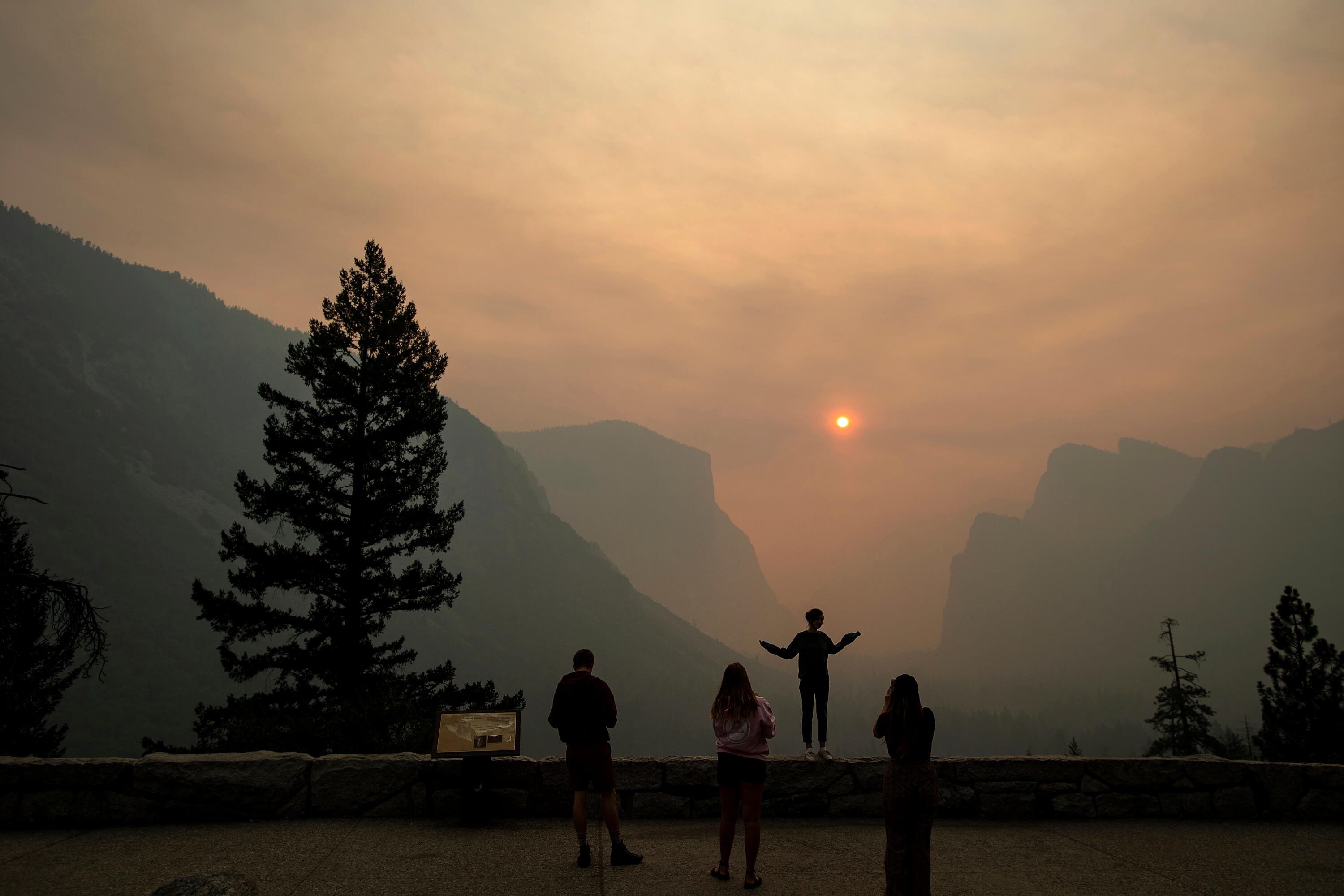Yosemite reabre tras cierre por incendio forestal en California