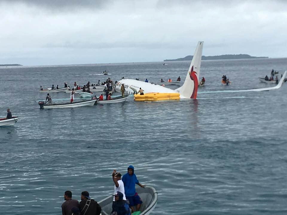 avion sale de pista termina laguna pasajeros salen ilesos