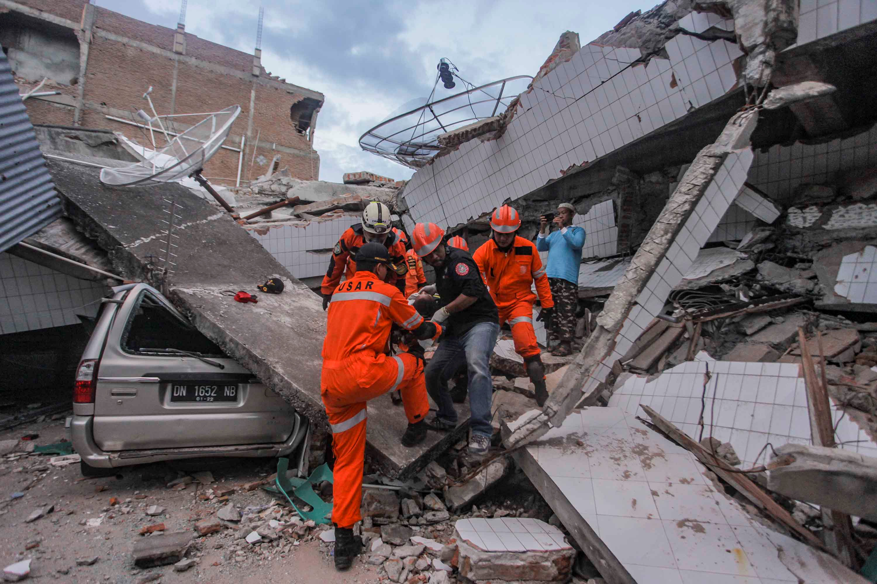 terremoto-y-tsunami indonesia solicita-ayuda-internacional