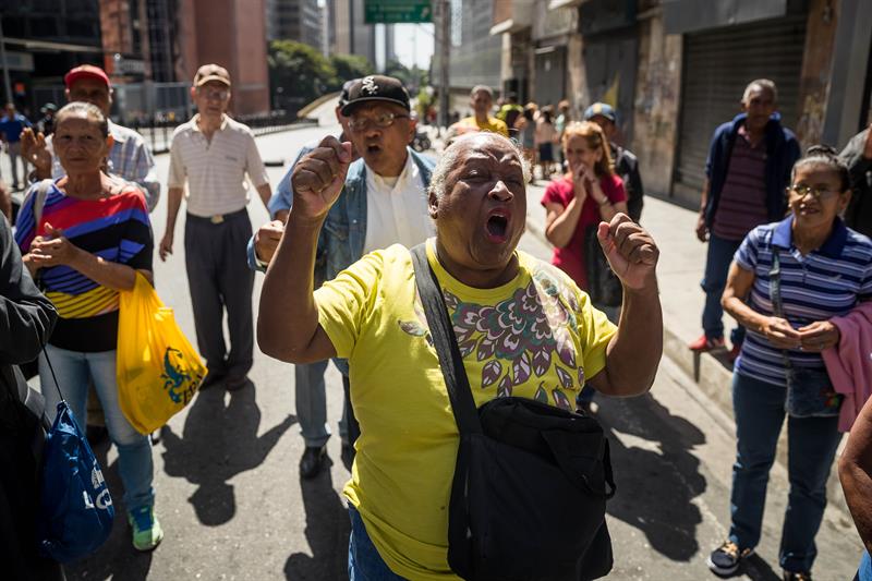 Pensionados de Venezuela protestan para exigir pagos