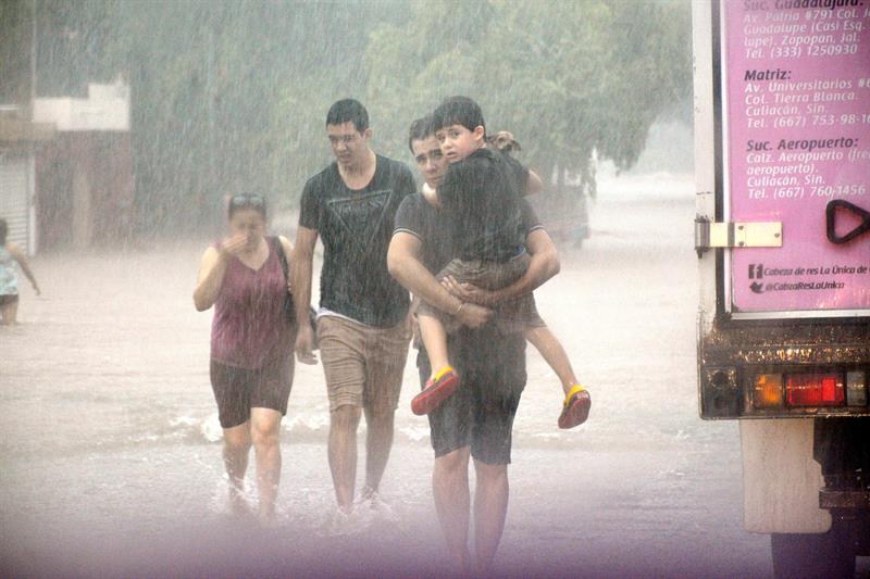 Ejército rescata a miles de personas de inundaciones en Sinaloa y Sonora