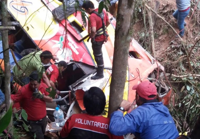 Accidente de bus en Ecuador deja 12 muertos y 23 heridos