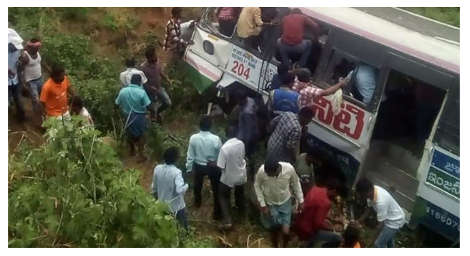 Accidente de autobús en India deja decenas de muertos