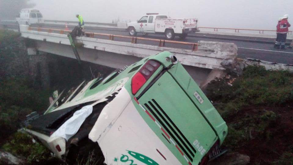 Accidente Michoacán hoy; vuelca camión de pasajeros