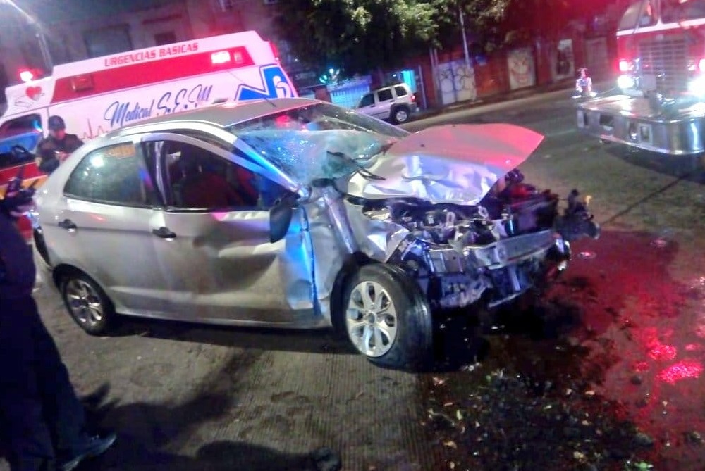 Choque deja dos heridos en avenida Chapultepec, CDMX
