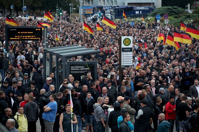 Miles de ultraderechistas marchan contra inmigrantes en Alemania