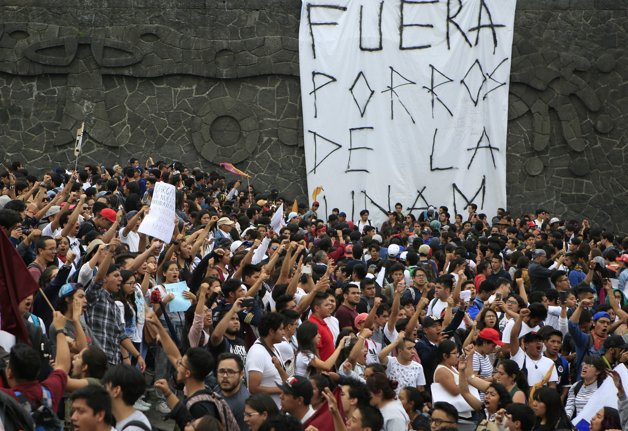 ¿Qué es un porro? Breve historia de los grupos de choque en México