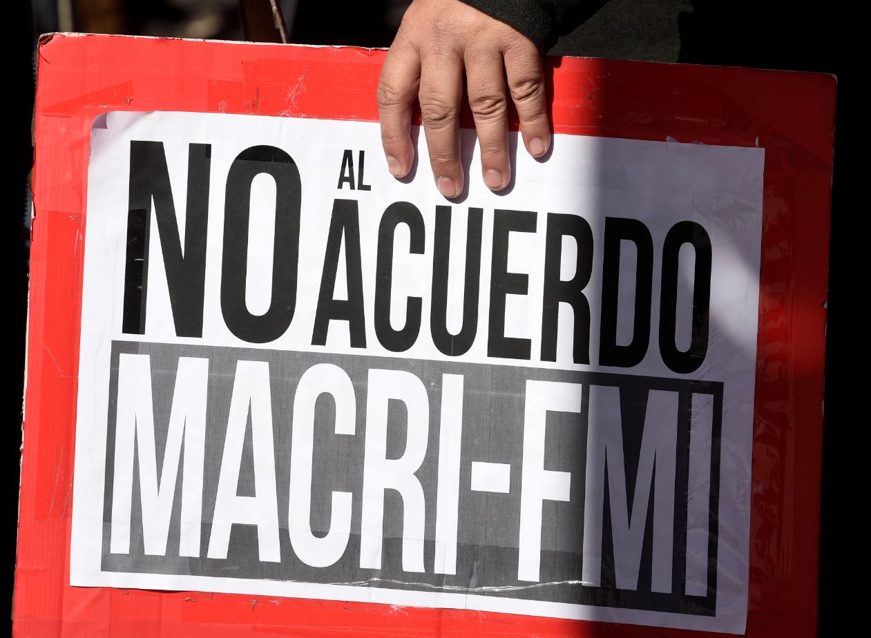 Argentina busca adelantar financiamiento del FMI