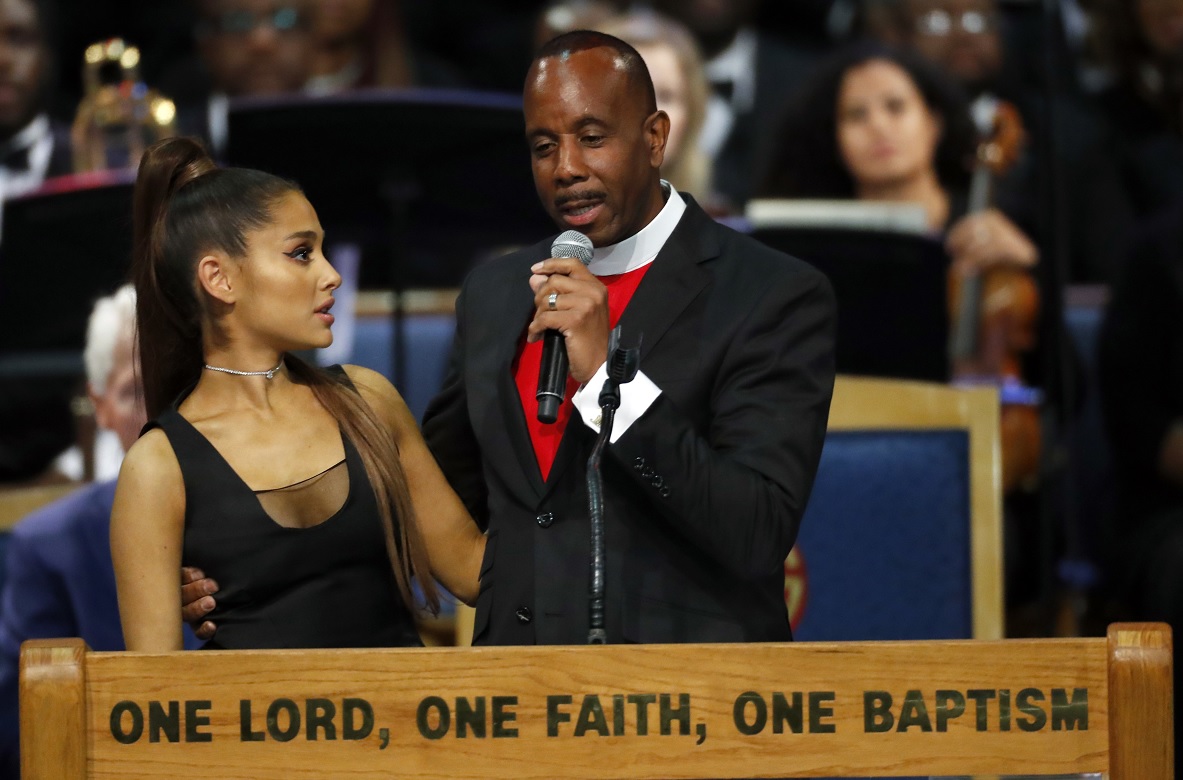 Obispo pide disculpas por acoso sexual a Ariana Grande