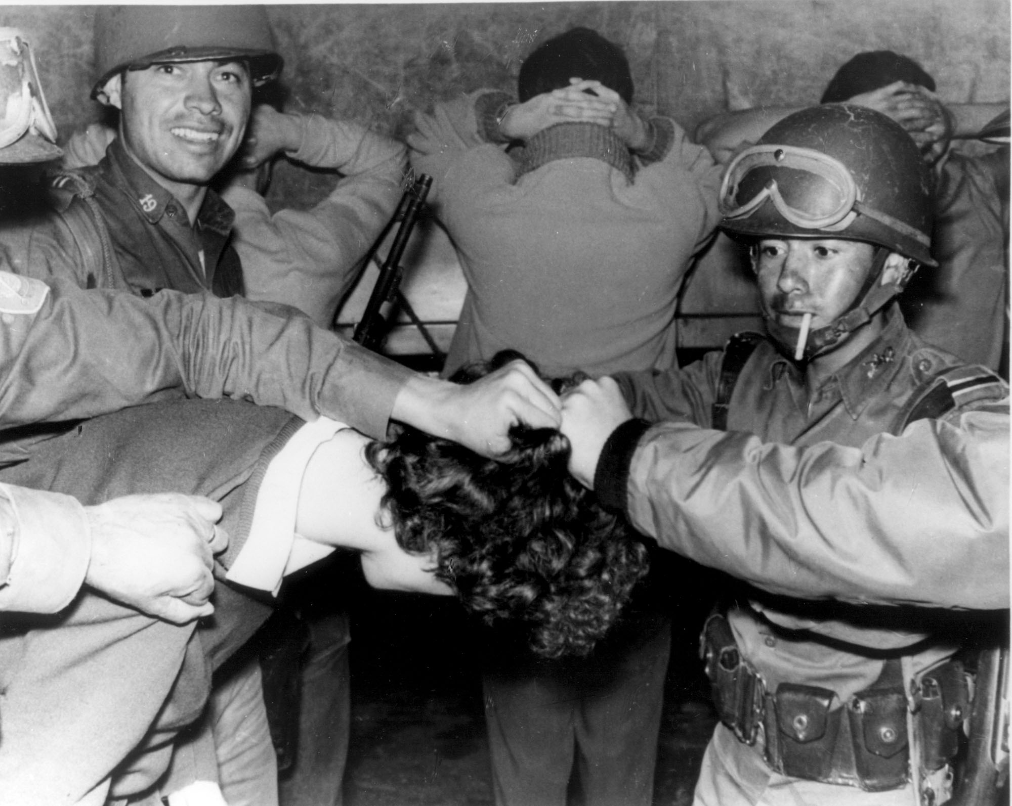 Soldados jalan del cabello a estudiante. 3 de octubre de 1968 (AP-Photo) 