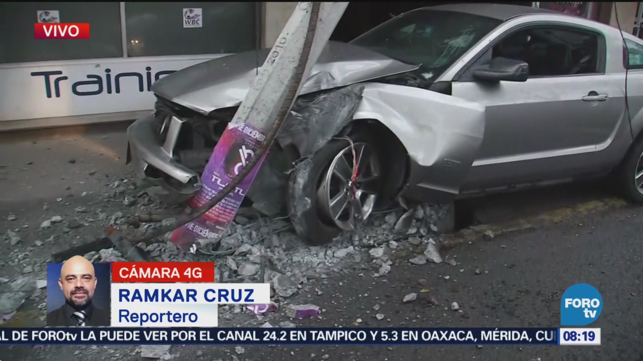Auto choca con poste de luz en Mariano Escobedo