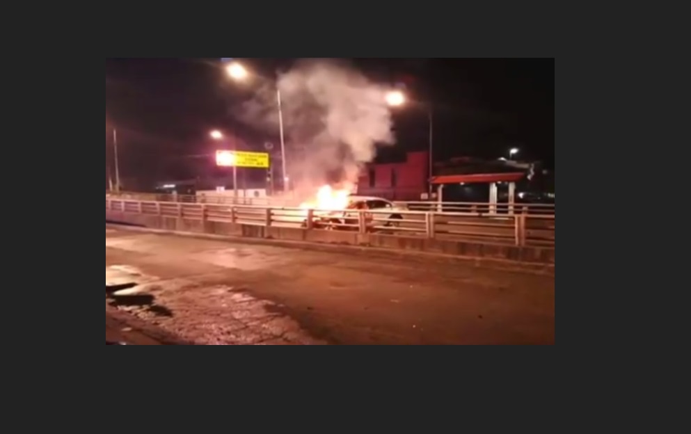Tlalpan: coche termina en llamas al chocar con poste en Cdmx