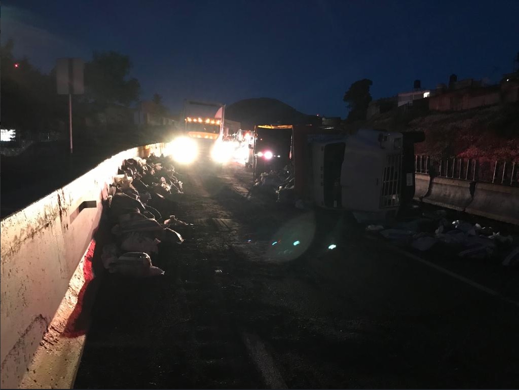 Volcadura de camión con tierra afecta a la autopista México Cuernavaca