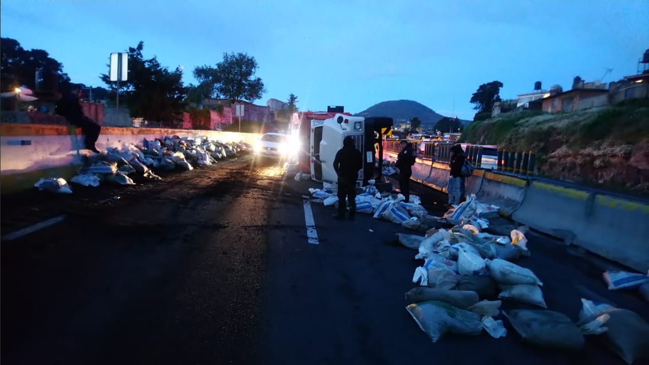Volcadura de camión con tierra afecta a la autopista México Cuernavaca