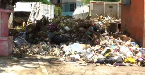Acapulco retira toneladas de basura tras emergencia sanitaria