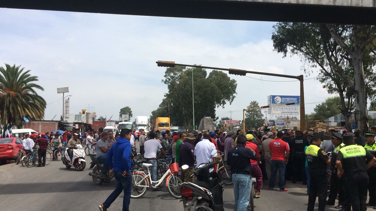 Bloquean carretera Lechería-Texcoco en protesta por nuevo aeropuerto 