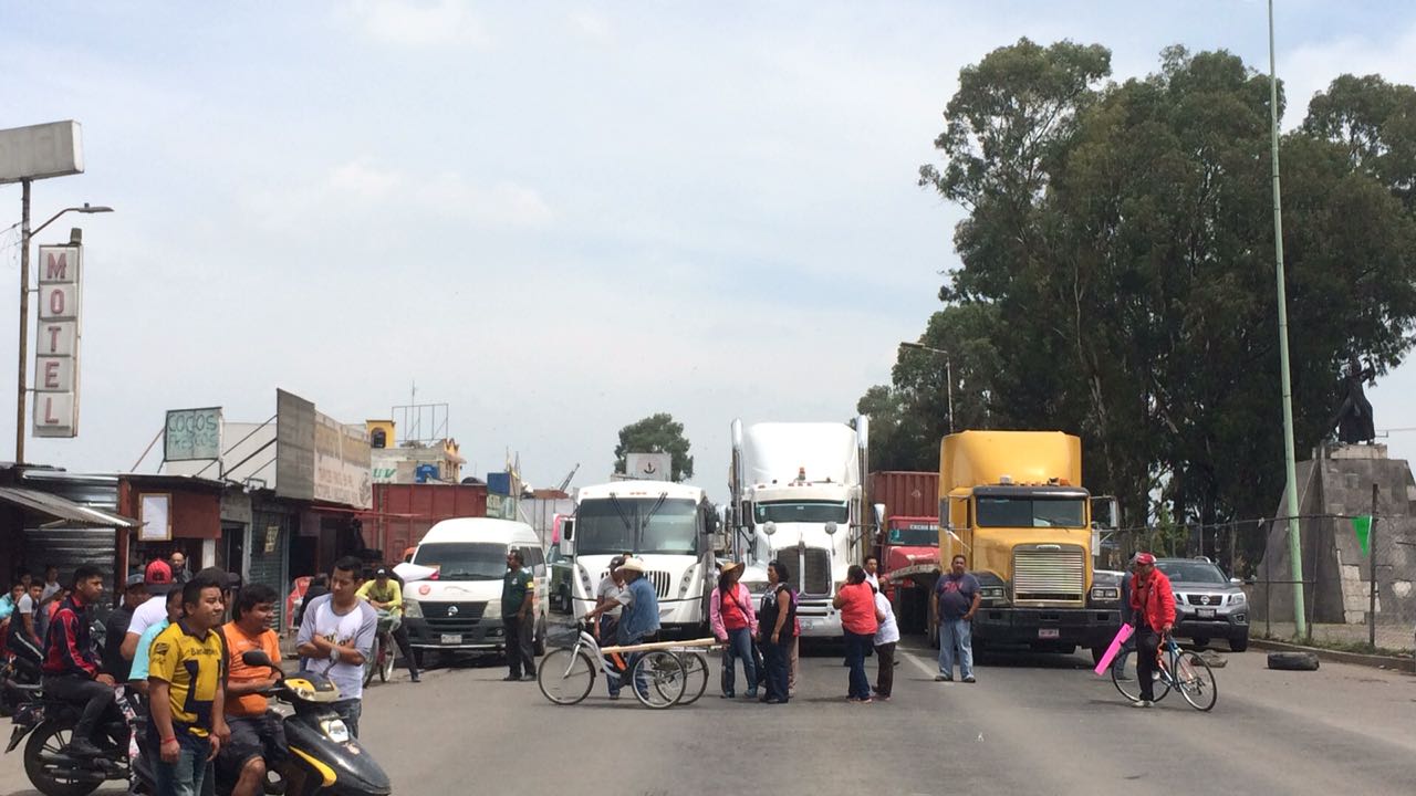 Bloquean carretera Lechería-Texcoco en protesta por nuevo aeropuerto