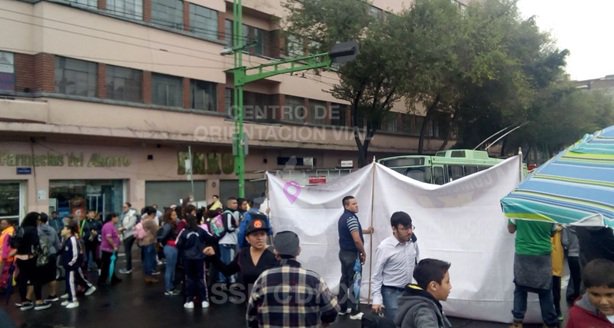 Padres de familia bloquean Eje Central en CDMX; exigen reparar escuela