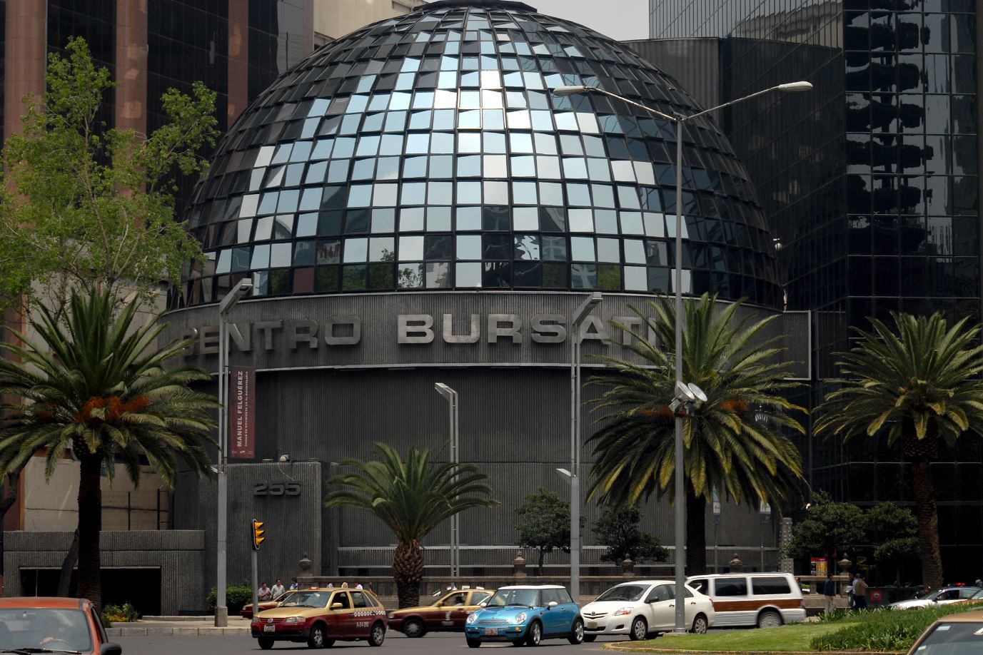Bolsa Mexicana de Valores cae a media sesión, IPC baja 0.15
