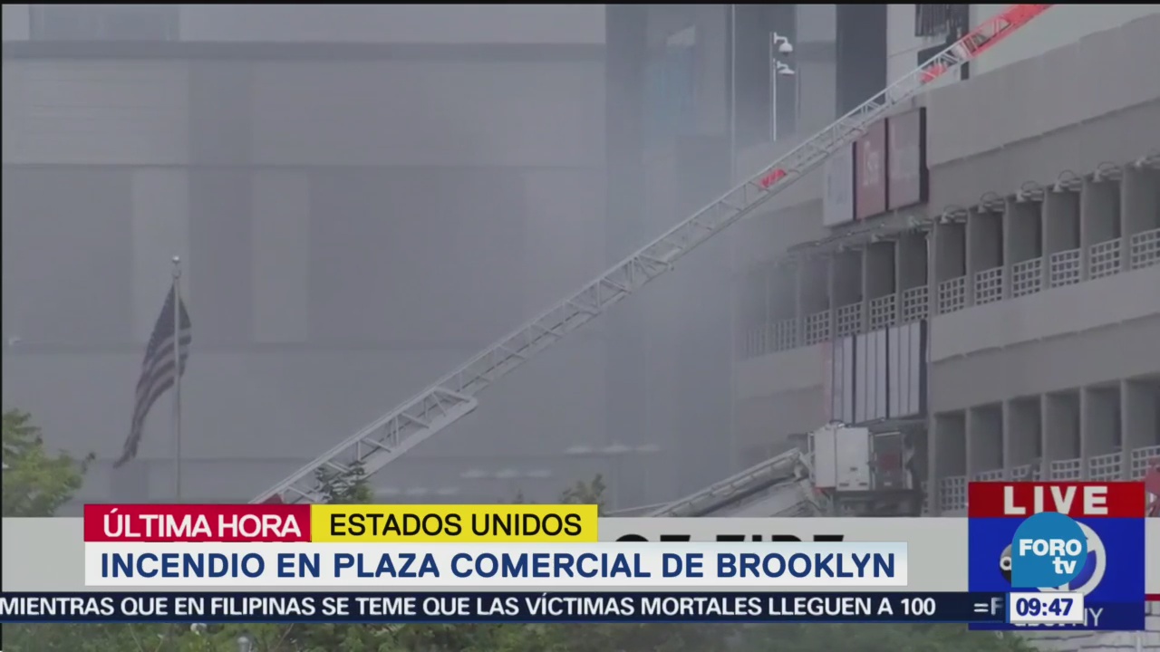 Bomberos combaten incendio en plaza comercial de Brooklyn
