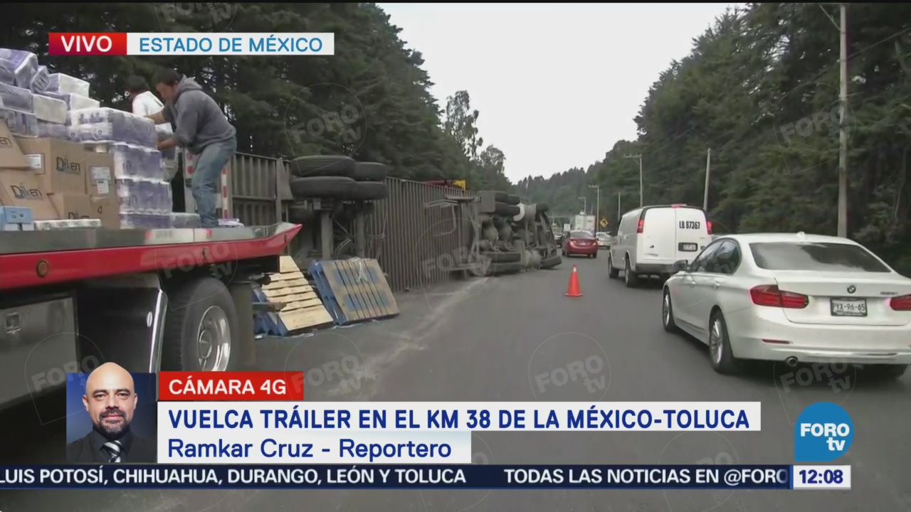 Bomberos trabajan para retirar tráiler que volcó en la México-Toluca