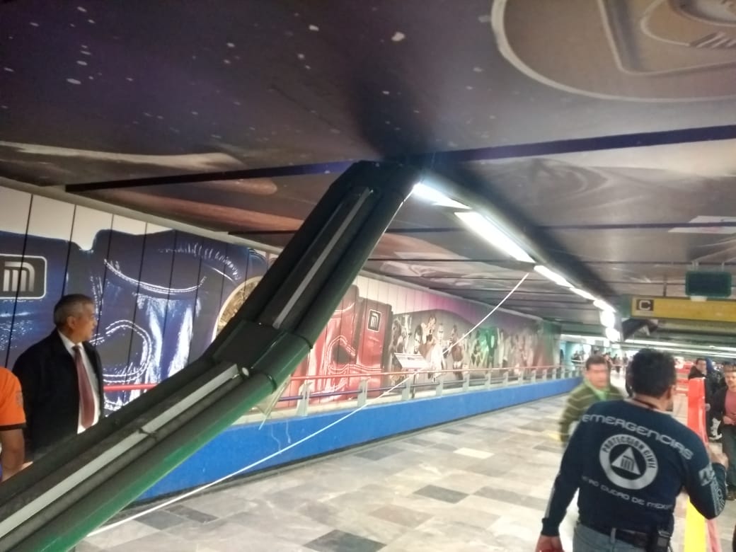 Caen lámparas en Metro Garibaldi y dejan dos lesionados