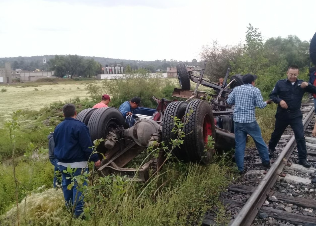 Tren arrolla a un camión en la carretera Reyes Zumpango