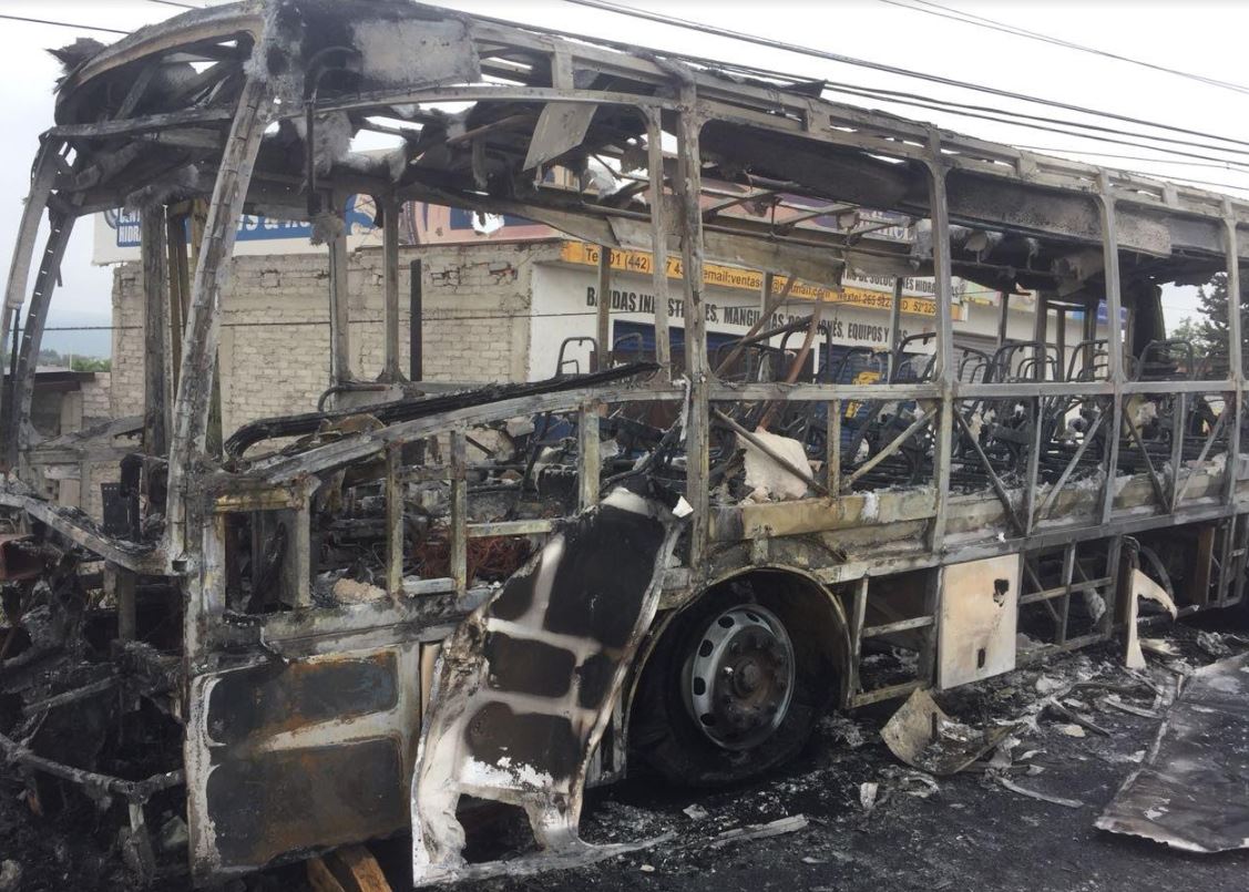 Se incendia camión de transporte de personal en Querétaro