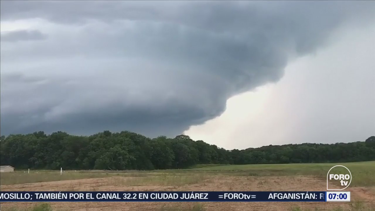 Captan impresionante tornado en Michigan