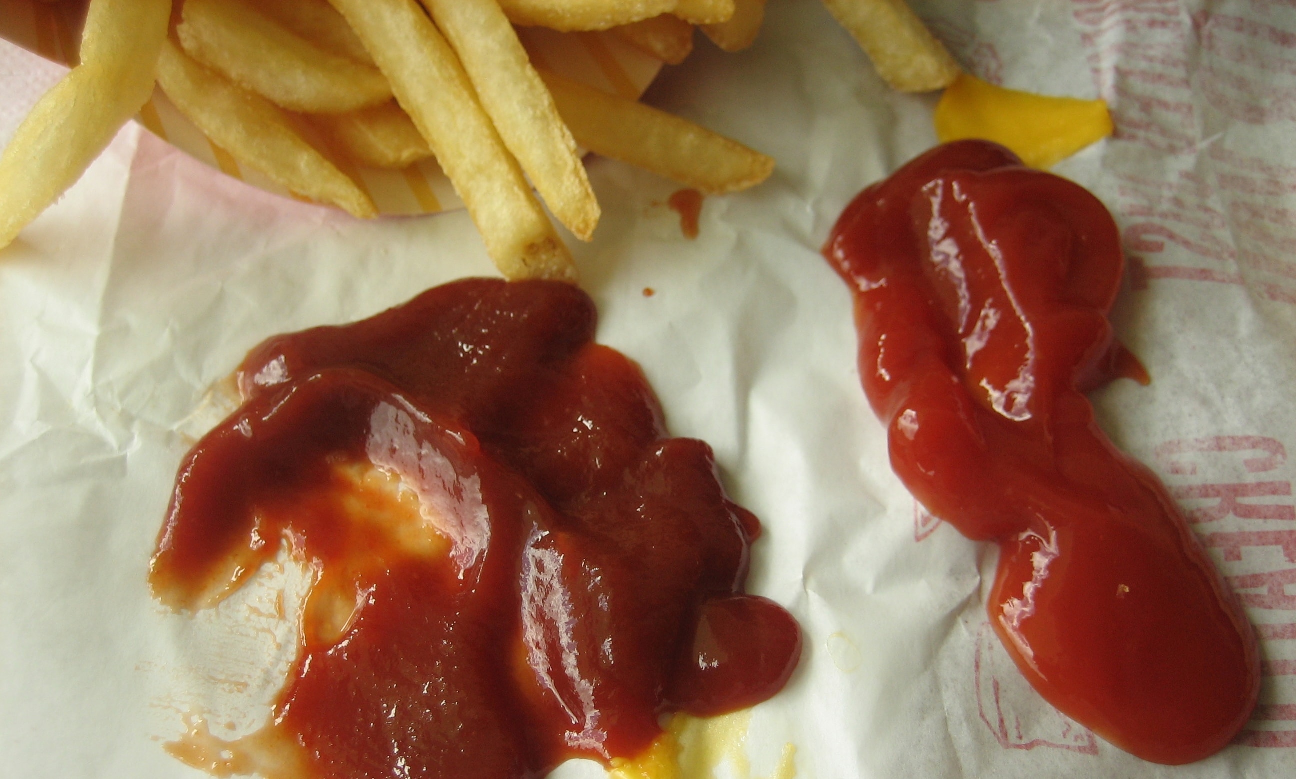 catsup-razones-no-ponerle-comida-ketchup-condimento
