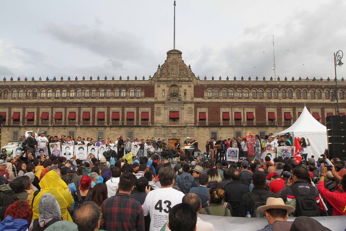 Concluye marcha por estudiantes de Ayotzinapa en el Zócalo de la CDMX