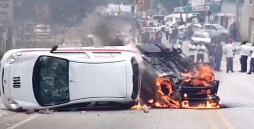 Choferes queman taxis piratas en Chiapas