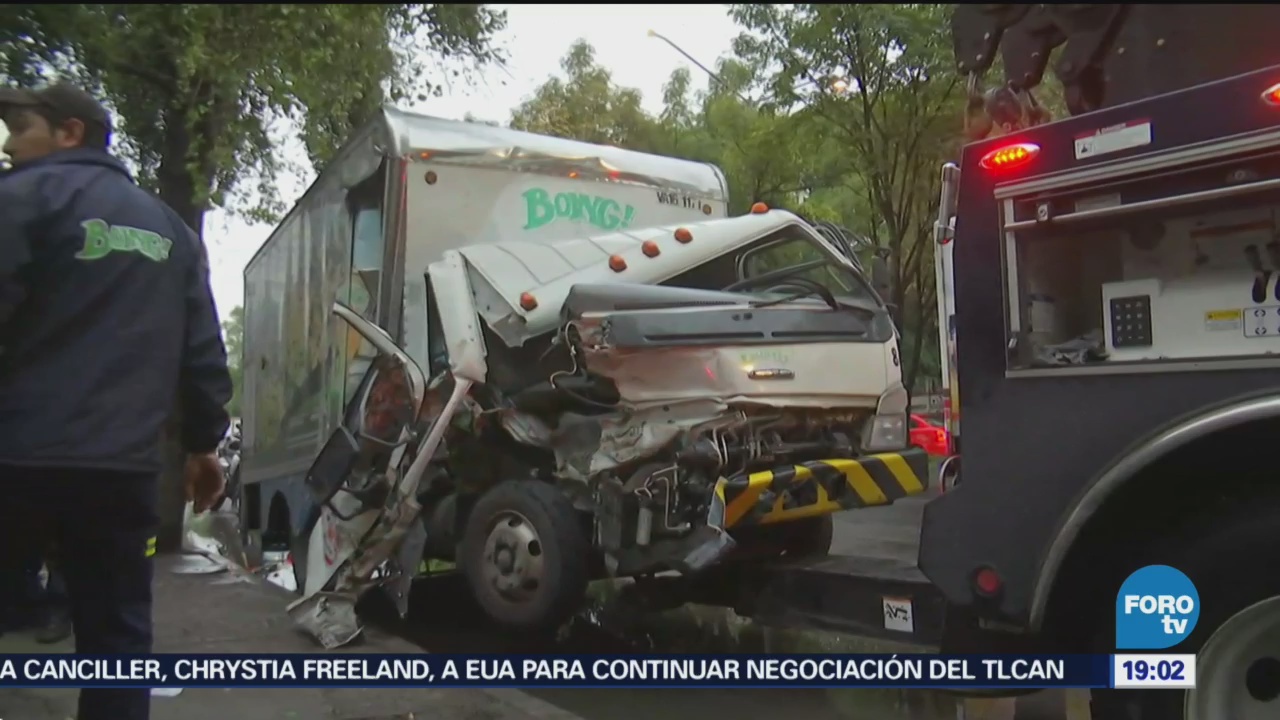 Choca camión contra un tráiler en avenida Ceylán