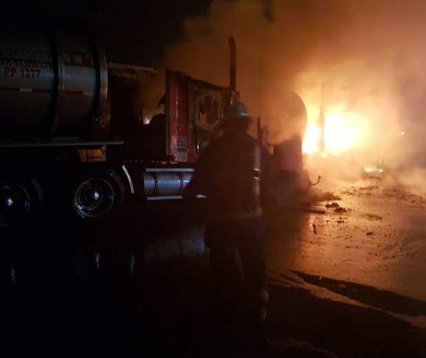 Pipas chocan y provocan incendio en Celaya, cierran autopista por horas