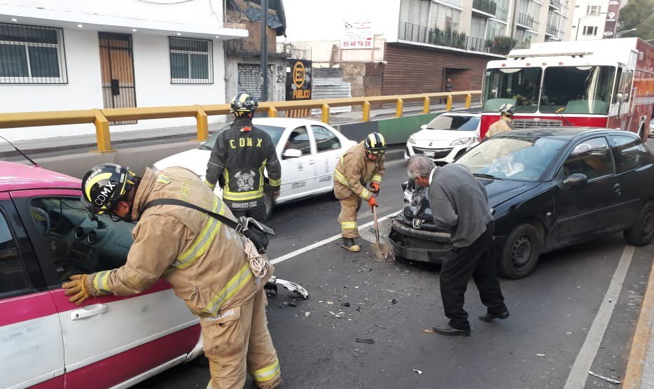 Taxista en estado de ebriedad choca en Chapultepec y Niza, en CDMX