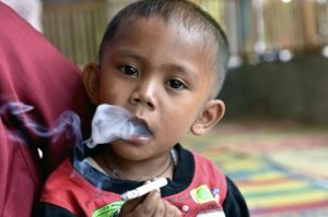 Niño dos años fuma dos cajetillas de cigarro al día Indonesia