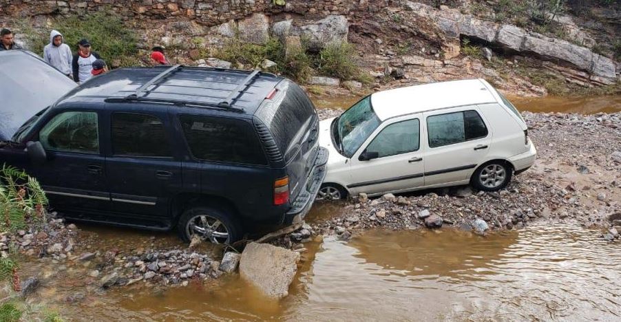 Se desborda presa y arrastra 50 vehículos en San Luis Potosí