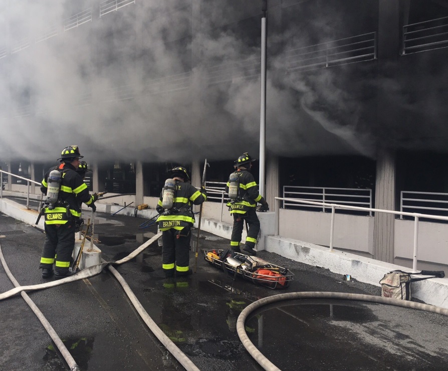 Incendio en plaza comercial en Brooklyn deja 21 heridos