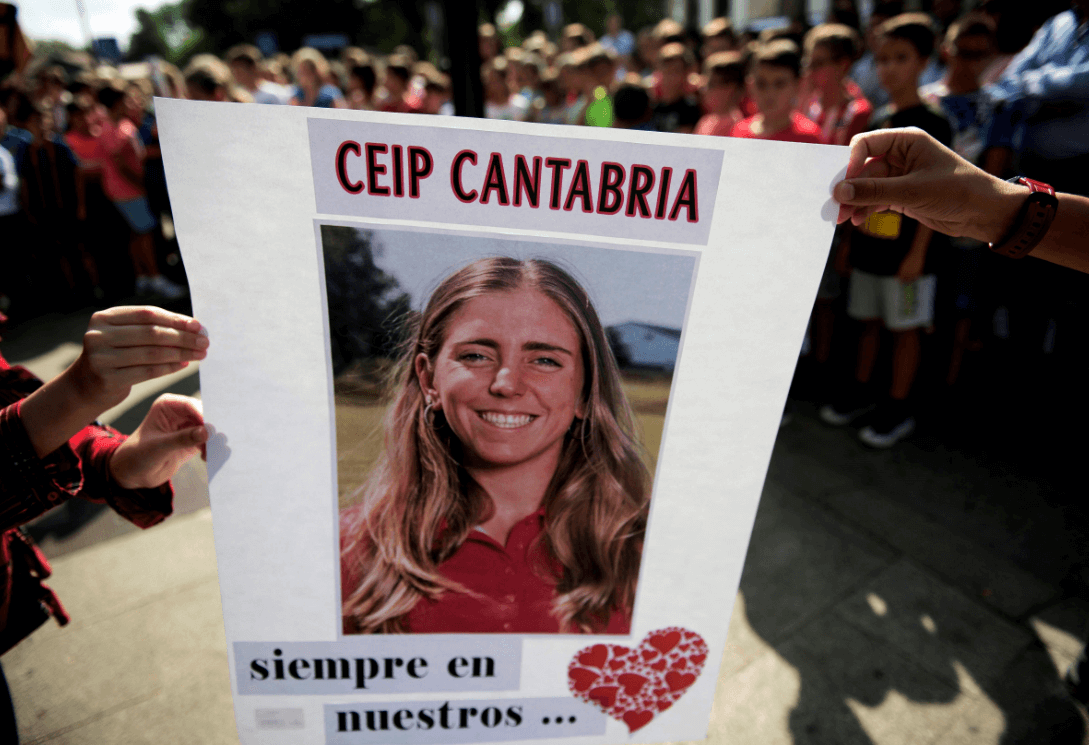 Concentración en la localidad cántabra de Puente San Miguel, con motivo de la trágica muerte de la golfista Celia Barquín. (EFE) 