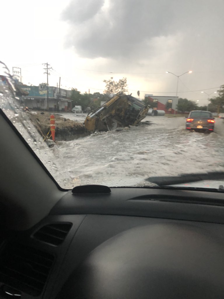 Lluvias e inundaciones en Apodaca, Nuevo León, arrastran grúa y cae a socavón
